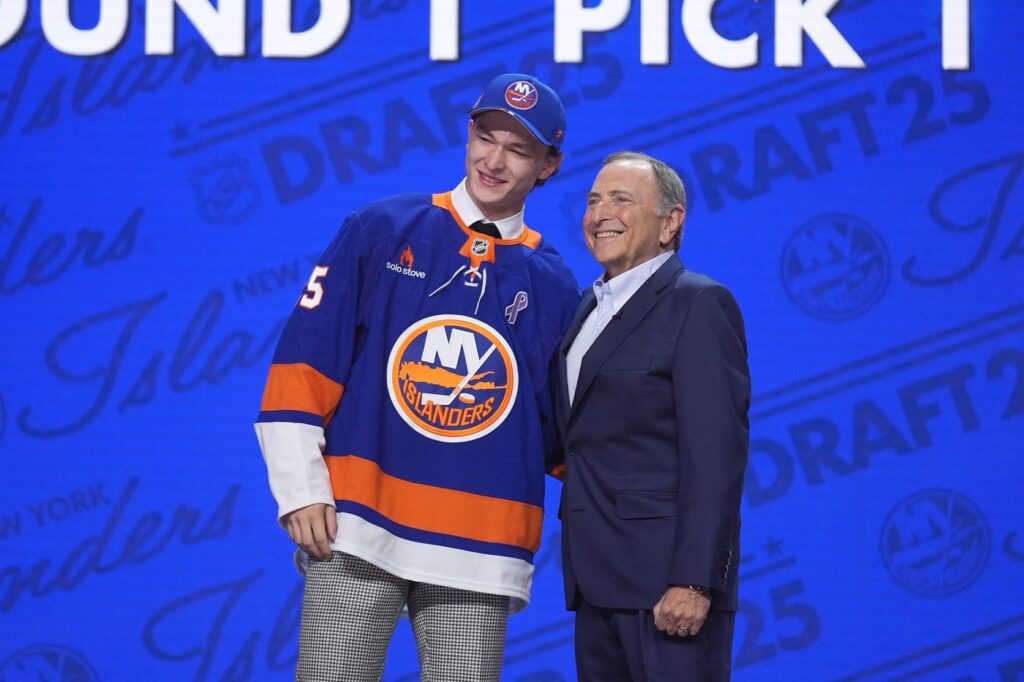 Islanders Honor Schaefer's Mom with Child Support Center