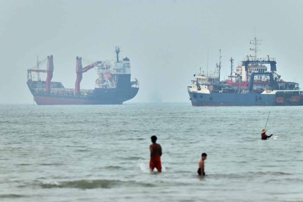 Oil Prices Drop as Middle East Tensions Ease