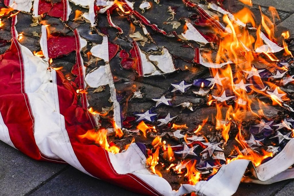 Trump Signs Order Targeting Flag Burning as Protest