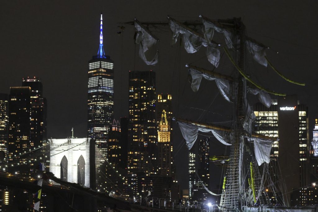 Mexican Navy Ship Collides with Brooklyn Bridge