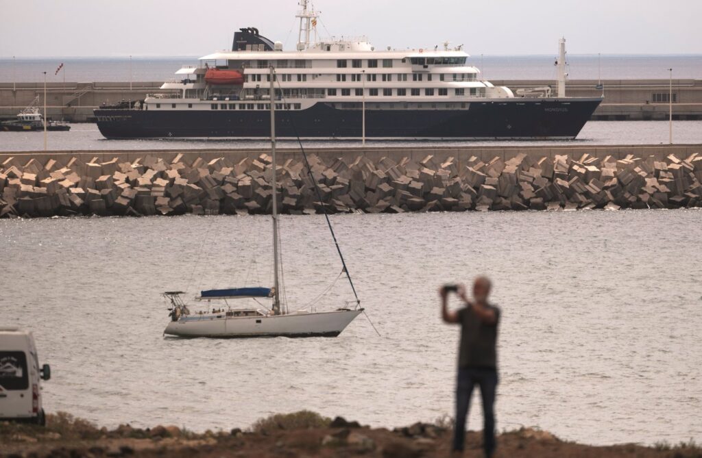 Cruise Ship Faces Hantavirus Outbreak Concerns